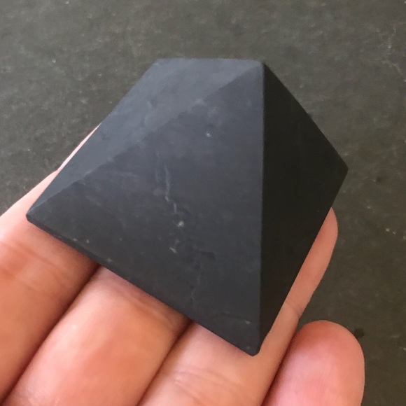 Shungite Pyramid for EMF protection - Picture 2 of 3